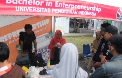 Partisipasi Mahasiswa Kewirausahaan dalam Bazar Dies Natalis ke -64 UPI Partisipasi Mahasiswa Kewirausahaan dalam Bazar Dies Natalis ke -64 UPI