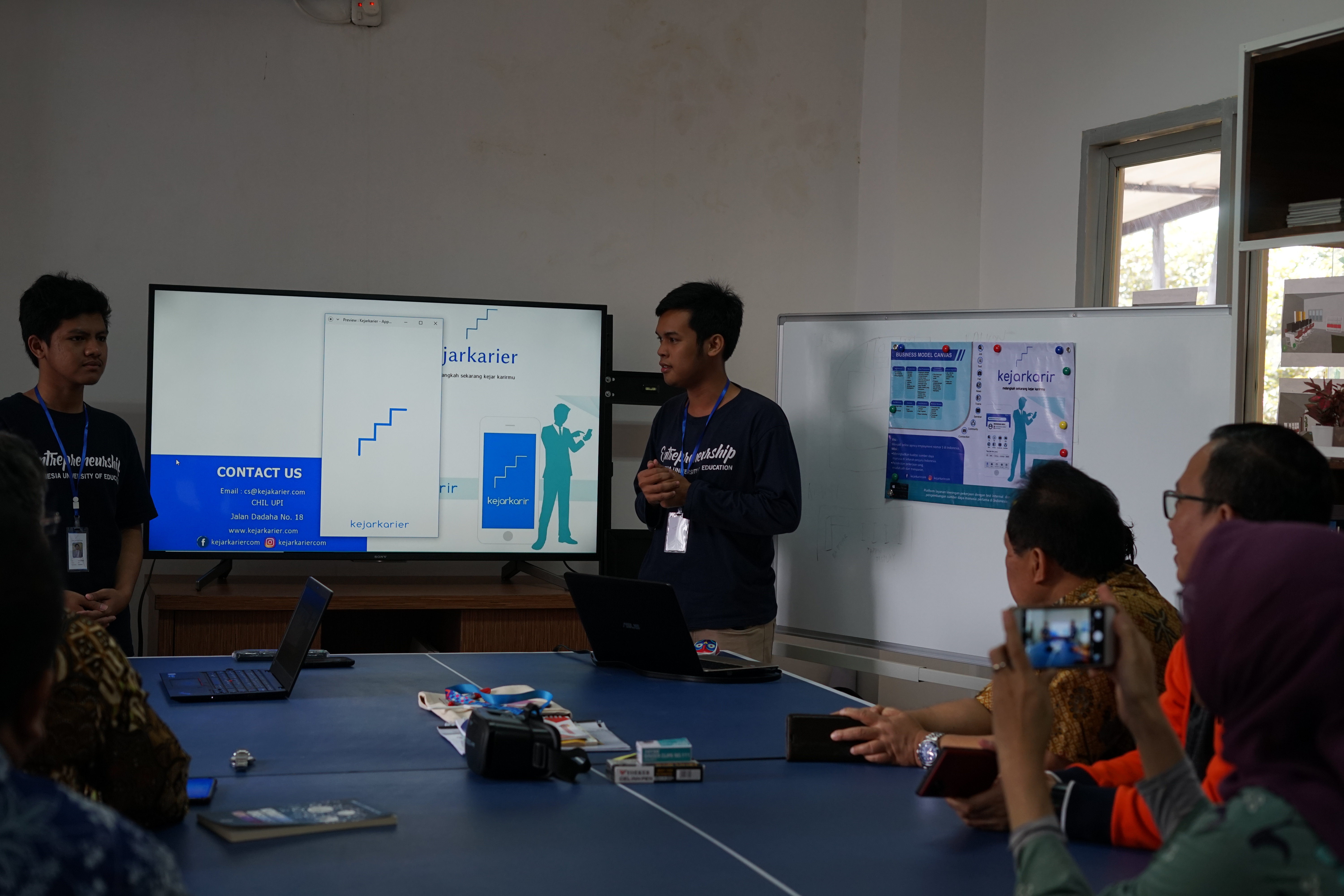 Kunjungan Rektor UPI ke Creative and Innovation Hub Laboratory